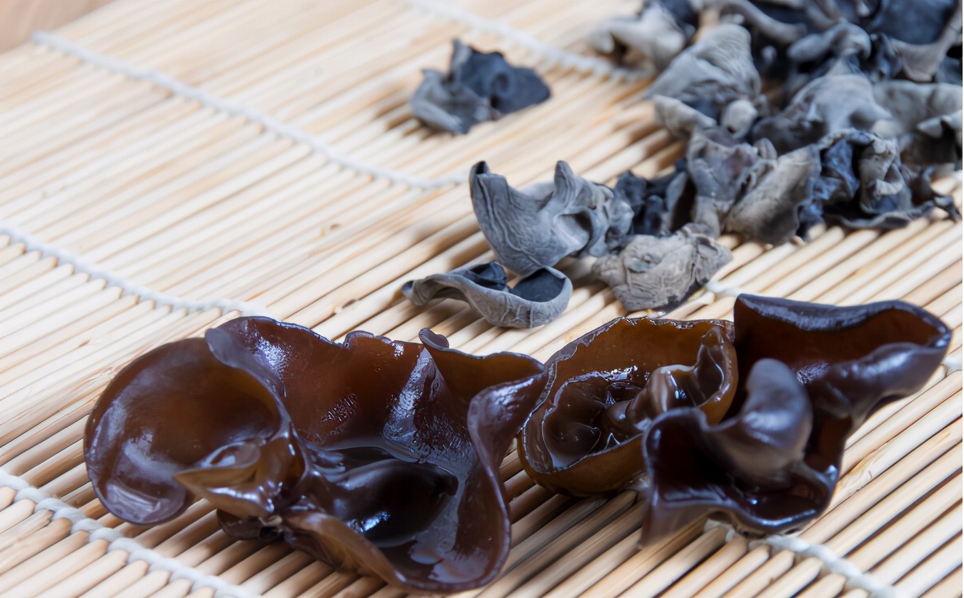 60岁退休厨师告诉我，木耳不要扔冰箱，当心“致病”，快告知家人