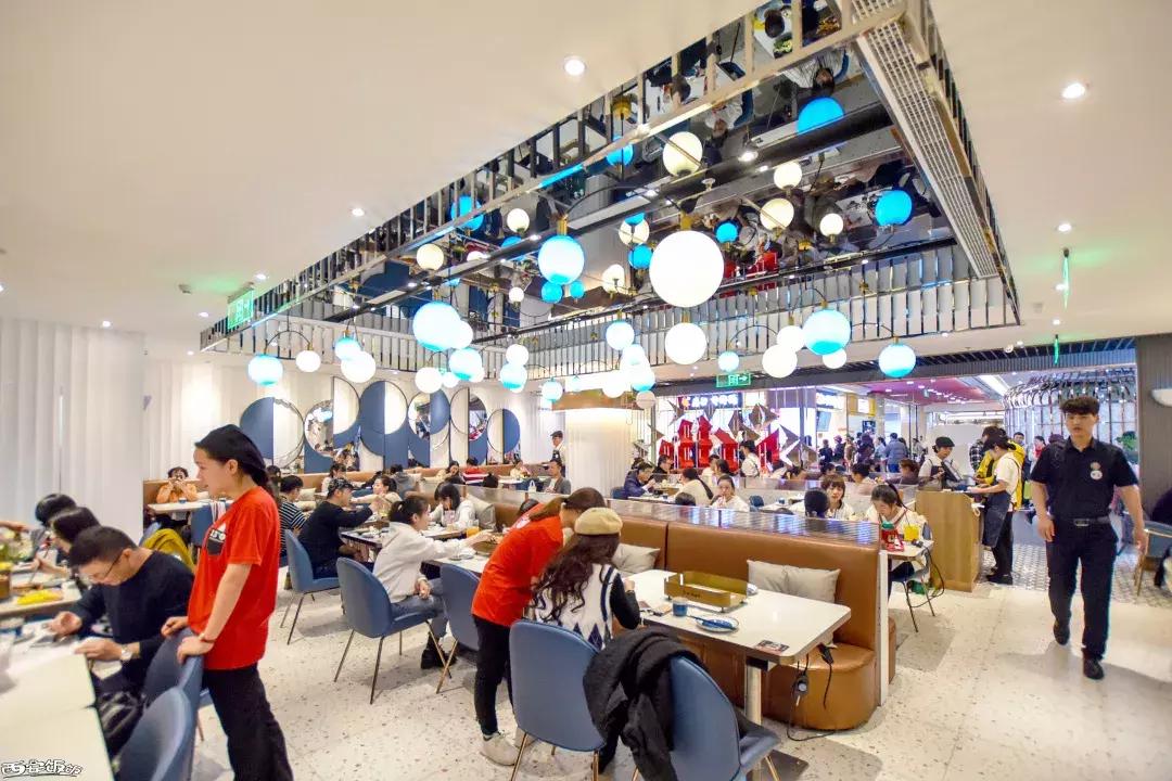 香Skr人!这家店排了两个小时?饭饭送你免排队黑卡内含¥?68