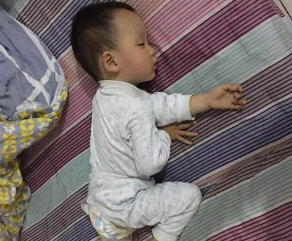 娃娃踢被子怎么解决,如何预防小孩踢被子着凉