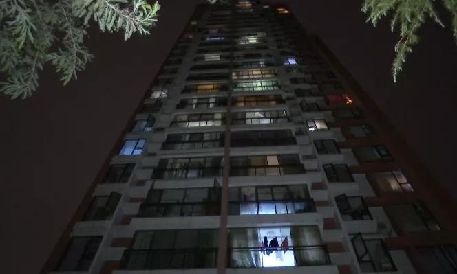 真是服了!高空抛物又来!贵州一女子小区散步,“钢琴”突然从天而降!结果......