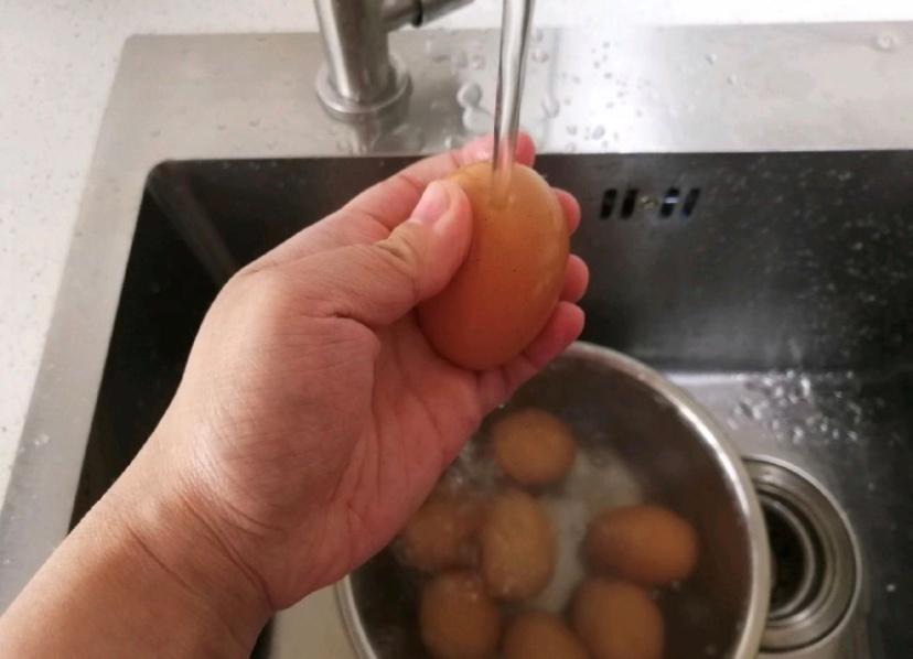 煮鸡蛋是要冷水下还是要热水下,煮鸡蛋是冷水下锅还是热时剥好