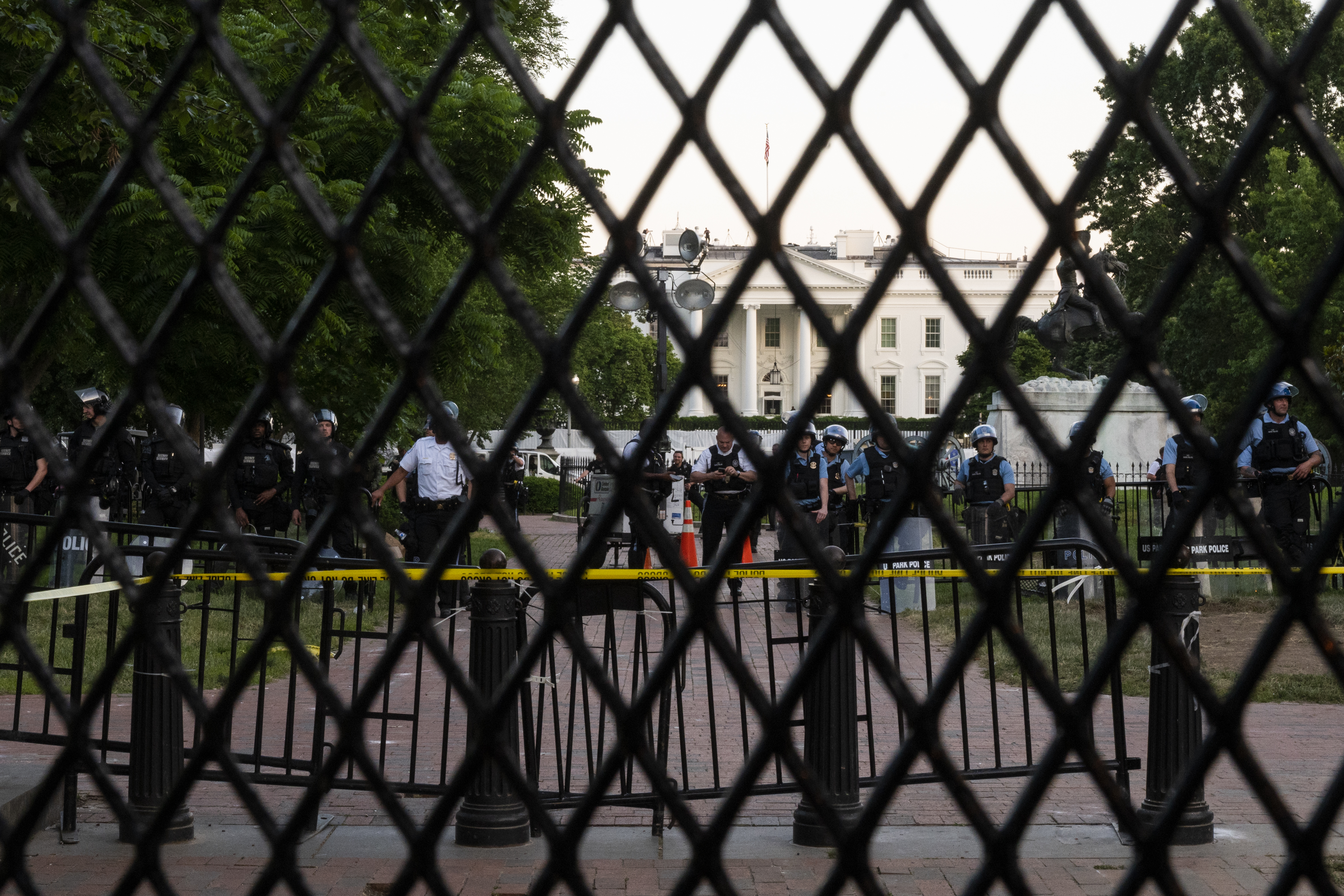 特朗普庭审内外麻烦事不断,特朗普处理伊朗问题