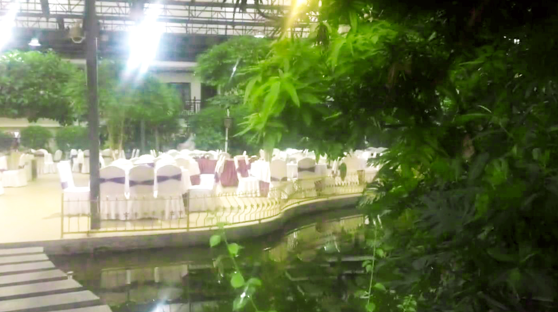 穿溜冰鞋上菜的服务员,穿溜冰鞋上菜