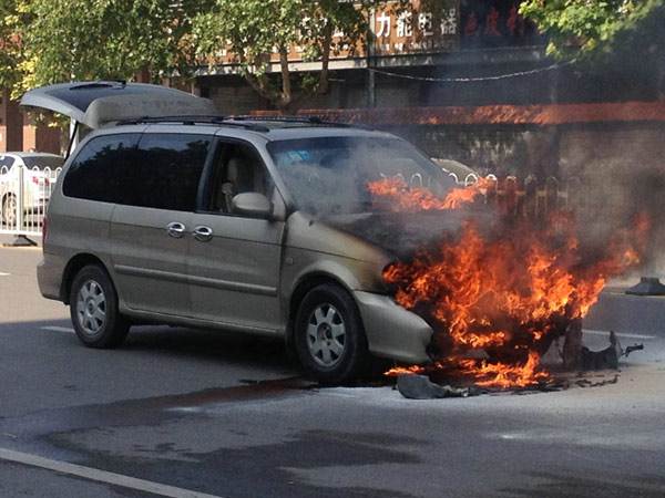 汽车水箱没水加水有哪些危险,怎么知道汽车水箱有没有水