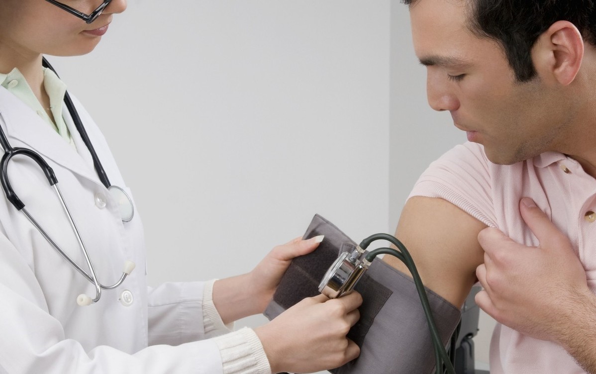 40多岁的人,血压中的高压正常,但低压超过了90,要不要吃药?