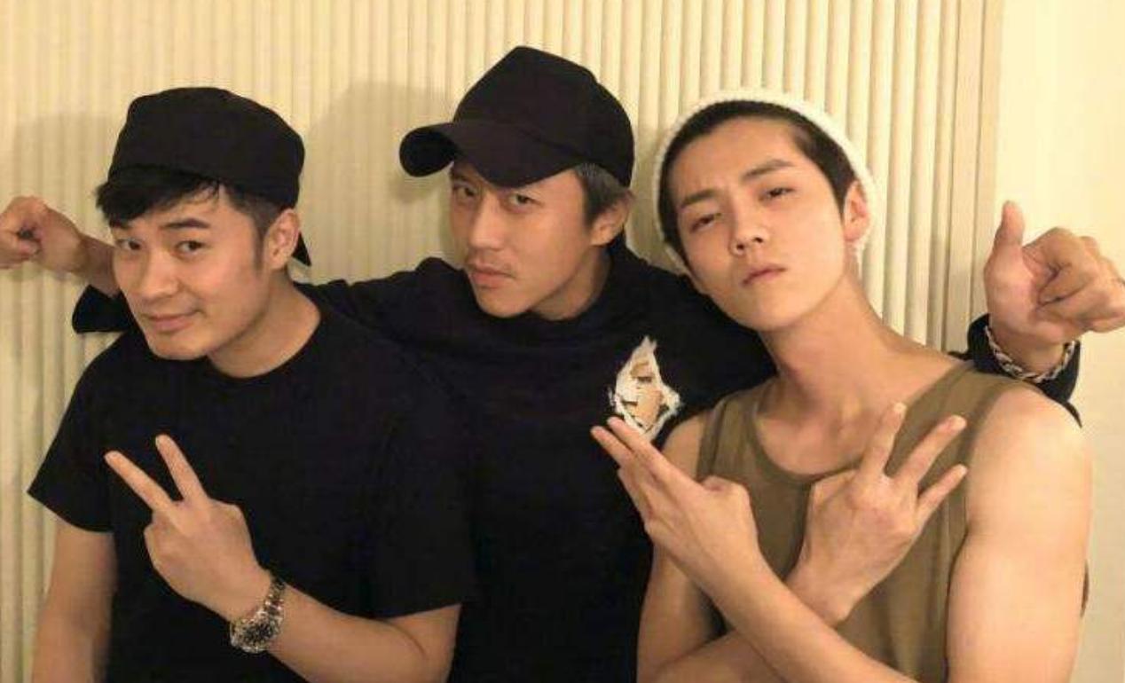 邓超鹿晗驱赶路人,邓超上台差点被保安赶下来