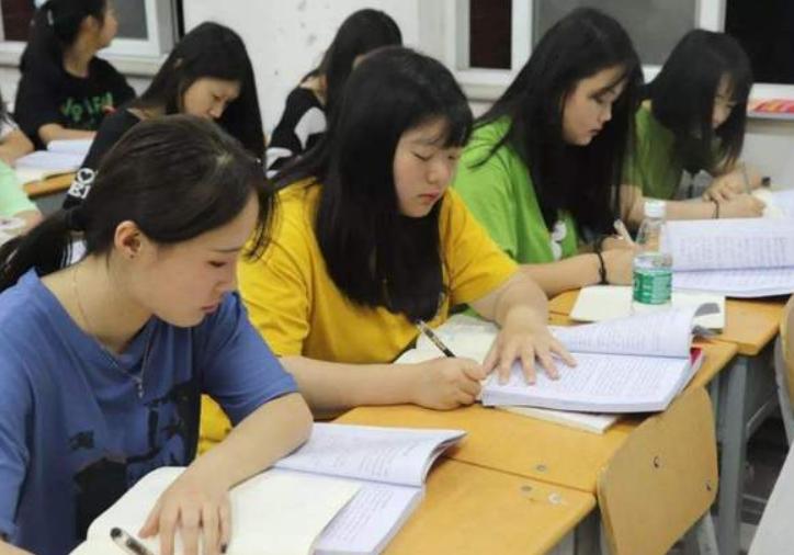 985大学和大专课程表对比,难怪大专毕业后找工作会很困难