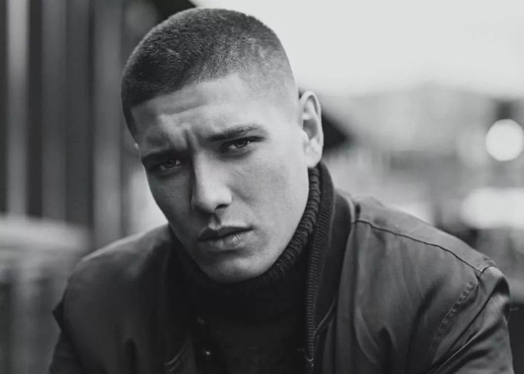 头发硬两边翘怎么办,男生头发很炸该怎么剪好看