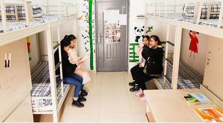 大学宿舍选下铺床位技巧,大学选上铺好还是选下铺好