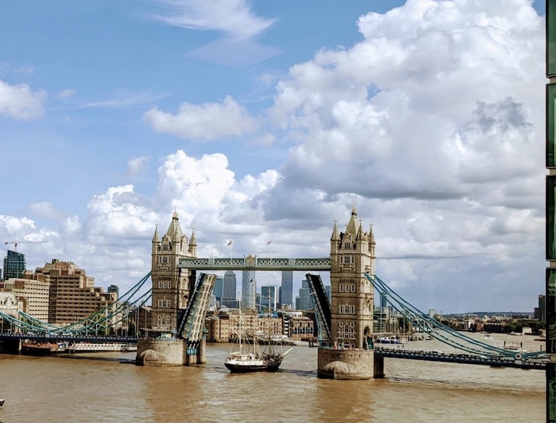 伦敦塔桥被卡住,伦敦塔桥被卡在空中