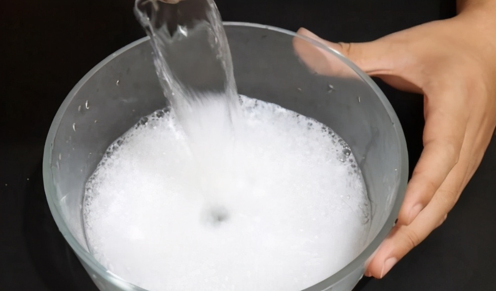 厕所黄渍清洗小妙招,蹲厕黄黄的怎么清理