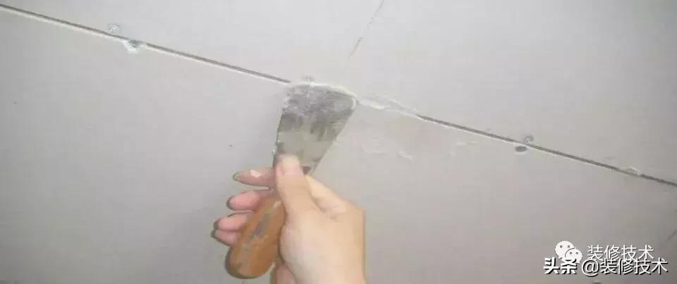 石膏板吊顶乳胶漆开裂怎么处理,石膏板吊顶怎样刮腻子不开裂