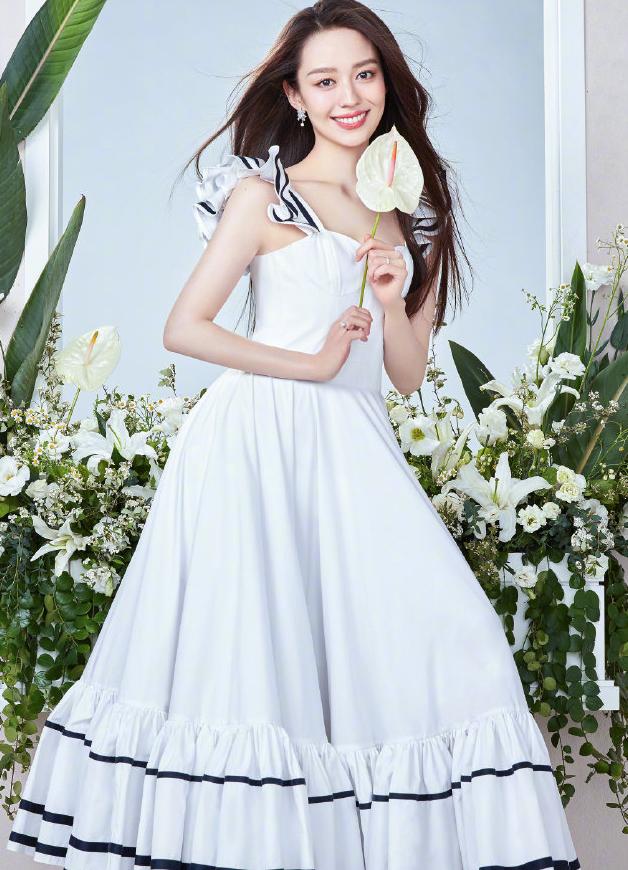 吉娜化浓妆出镜，产后4月无脱发困扰，被指双颊凹陷胶原蛋白流失