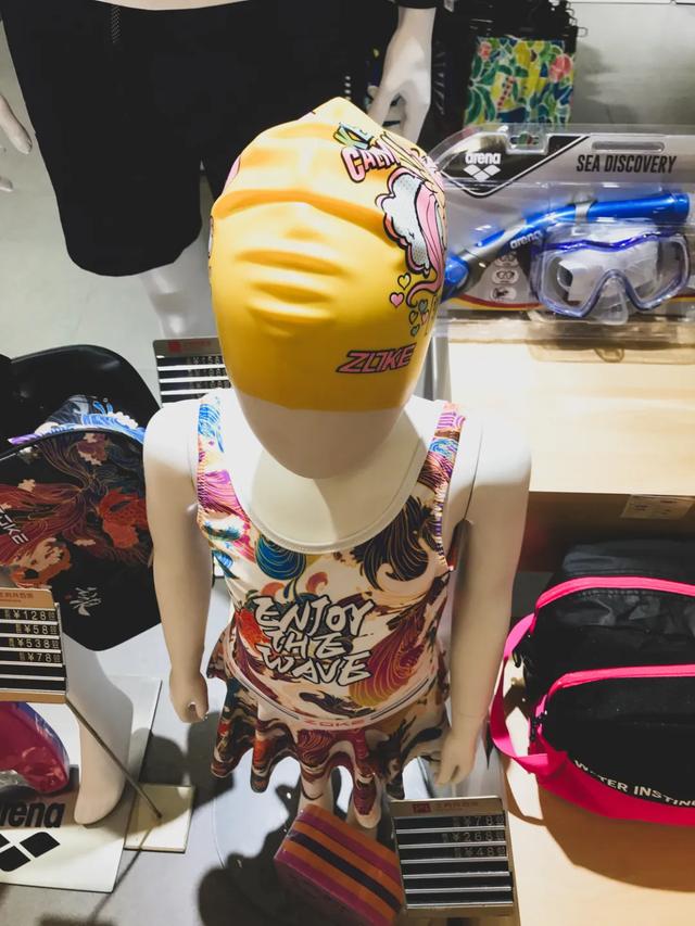 带娃游泳必须戴泳镜吗,儿童学游泳适合戴大框泳镜吗