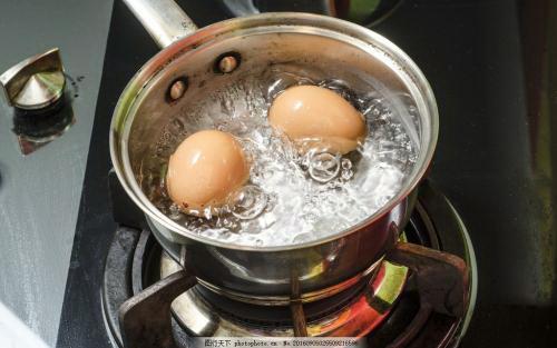 水煮蛋蛋黄表面发黑有毒吗,水煮蛋蛋黄表面发黑是什么原因