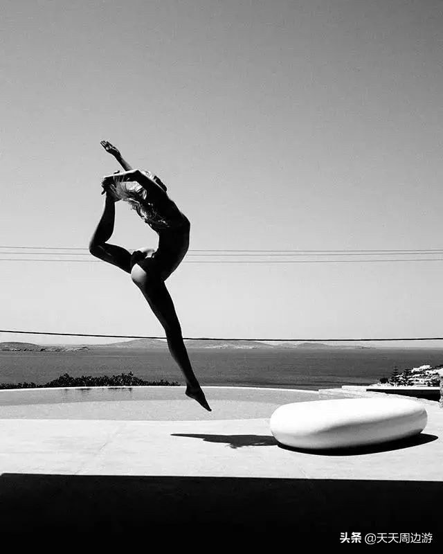 她在世界各地拍下裸照,吸引了8000万的粉丝,却没有一张是色情的