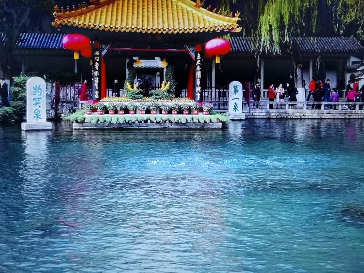 趵突泉位居济南72名泉之冠,济南趵突盛景