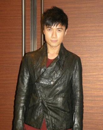 他出道28年，演戏唱歌主持获奖无数，如今还迎娶了自己的助理.