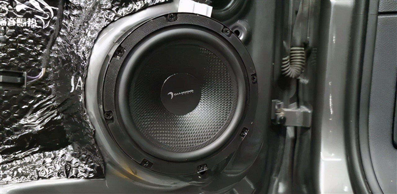 大众豪华桑塔纳改音响无损,大众桑塔纳低配车音响改装效果