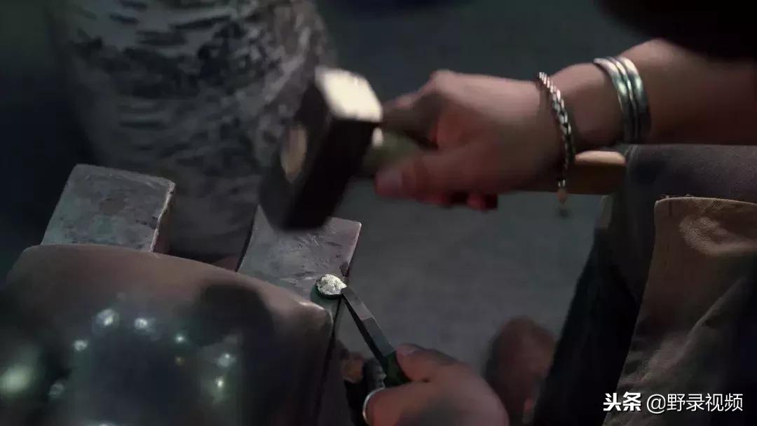 敖鲁古雅原始部落驯鹿喂草,敖鲁古雅驯鹿旅行