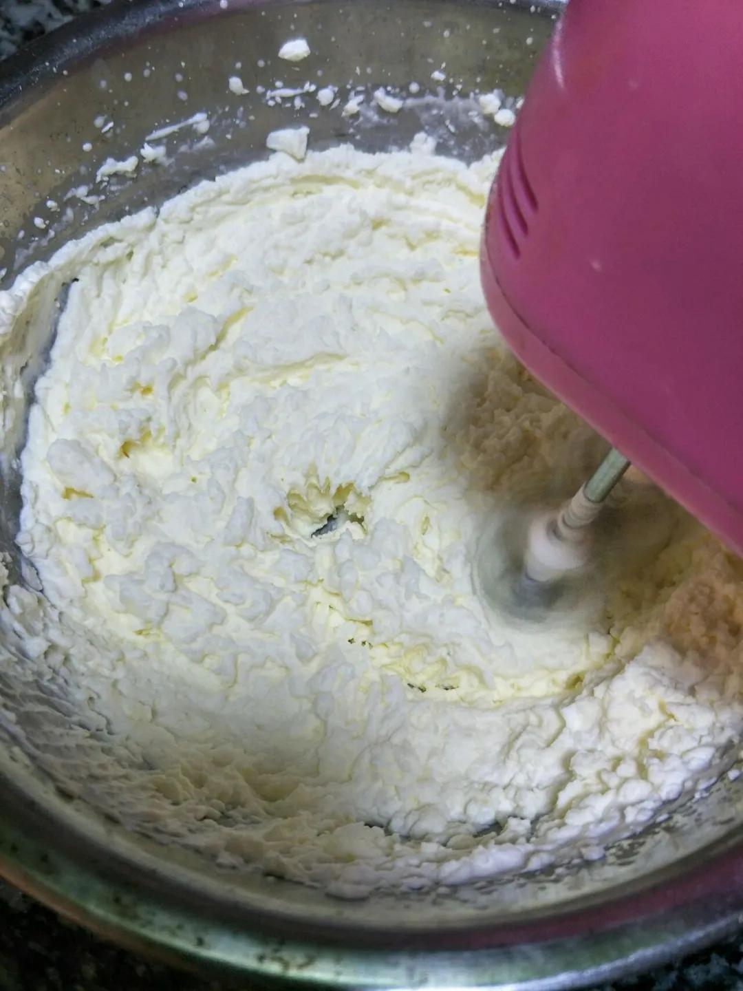 没有淡奶油奶酪怎么做奶油,牛奶黄油淡奶油奶酪