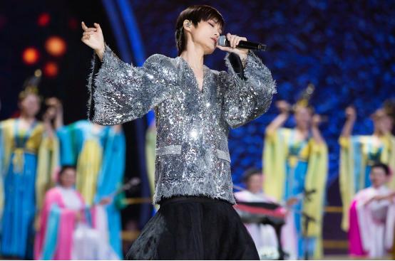 李宇春身着复古蕾丝衬衫,李宇春的舞台装真时髦