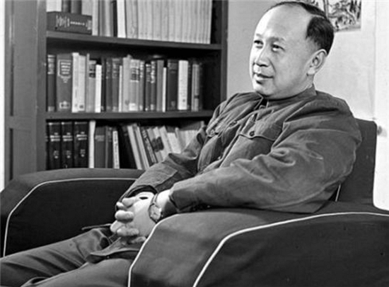 毛主席给钱学森递烟，还没给到又收了回去，毛主席：要自力更生