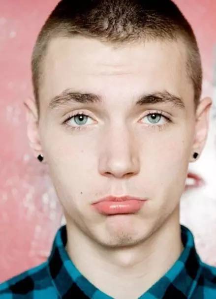 头发硬两边翘怎么办,男生头发很炸该怎么剪好看