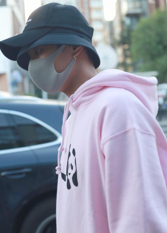 入秋之后担心自己脑门冷？那不如学学明星们戴潮帽，又酷又有范