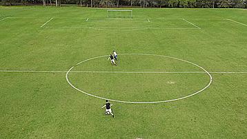 足球常用的传球方式,足球运球传球技巧