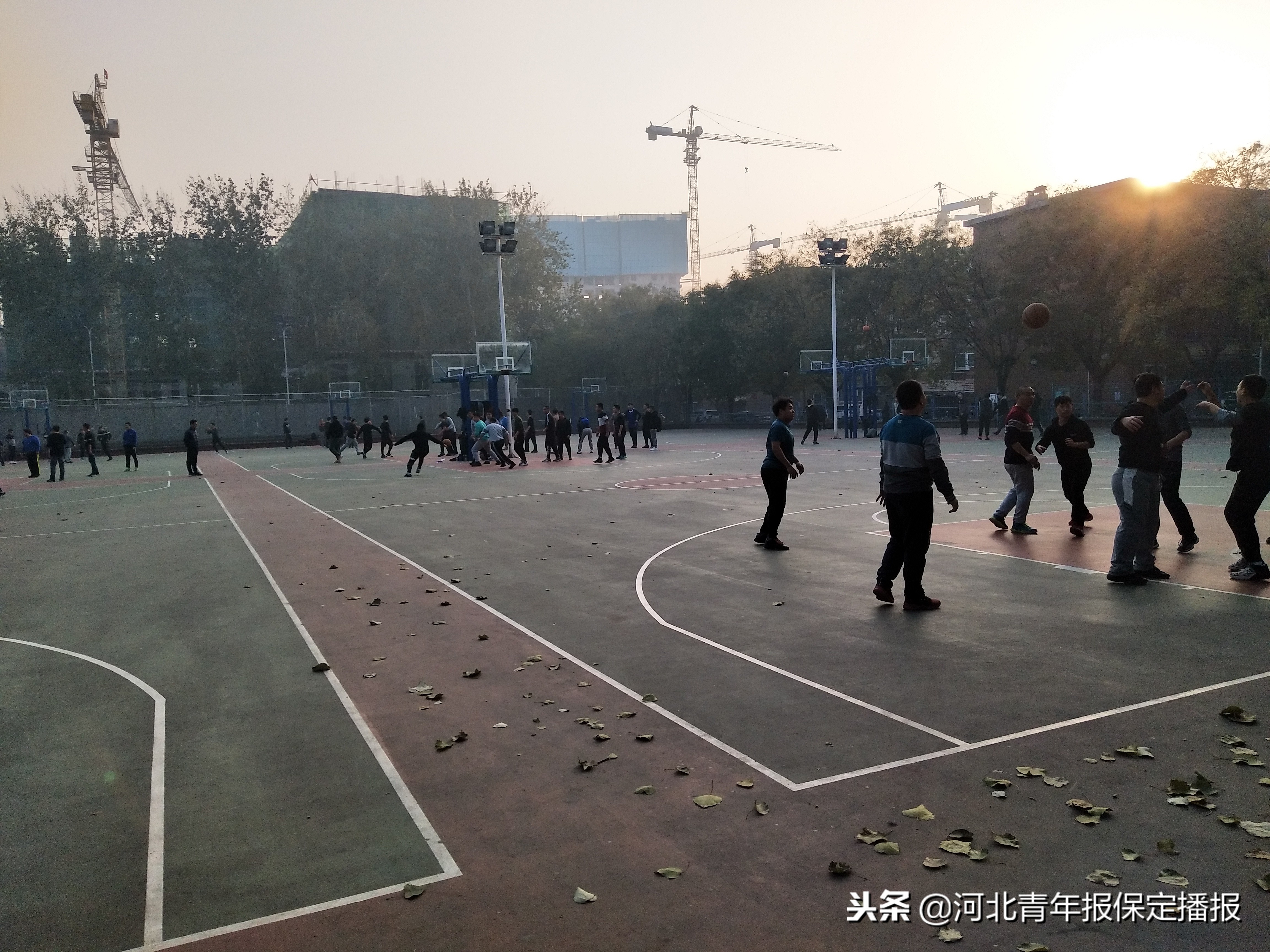 大学的体育设施该不该对外开放,高校体育场是对公众开放吗