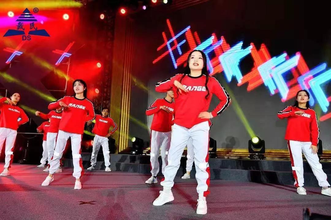 规范自律天道酬勤，奉献担当人心有秤，戴氏教育名航部拜年会