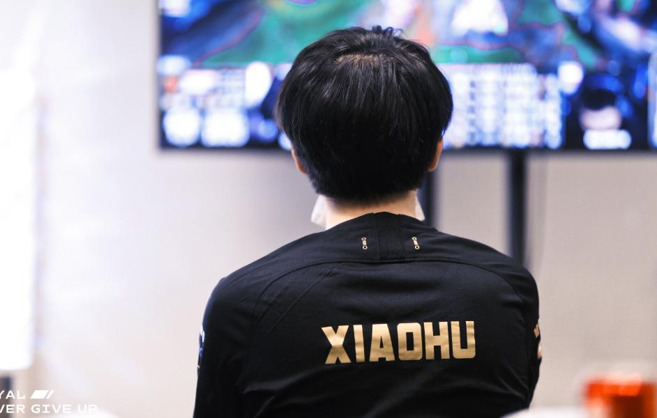 小虎给rng上单留了纳尔,小虎rng练习纳尔纪录片