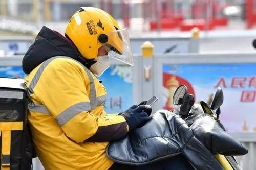 外卖小哥跑腿送红酒被签488元,给外卖小哥200元跑腿费