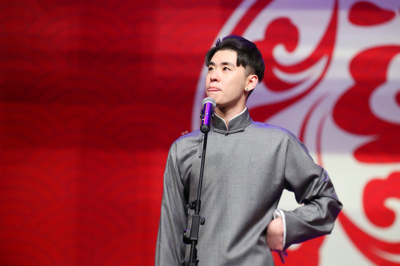 开眼了，能让女孩带着荧光棒听相声的只有他了，为啥这么火？