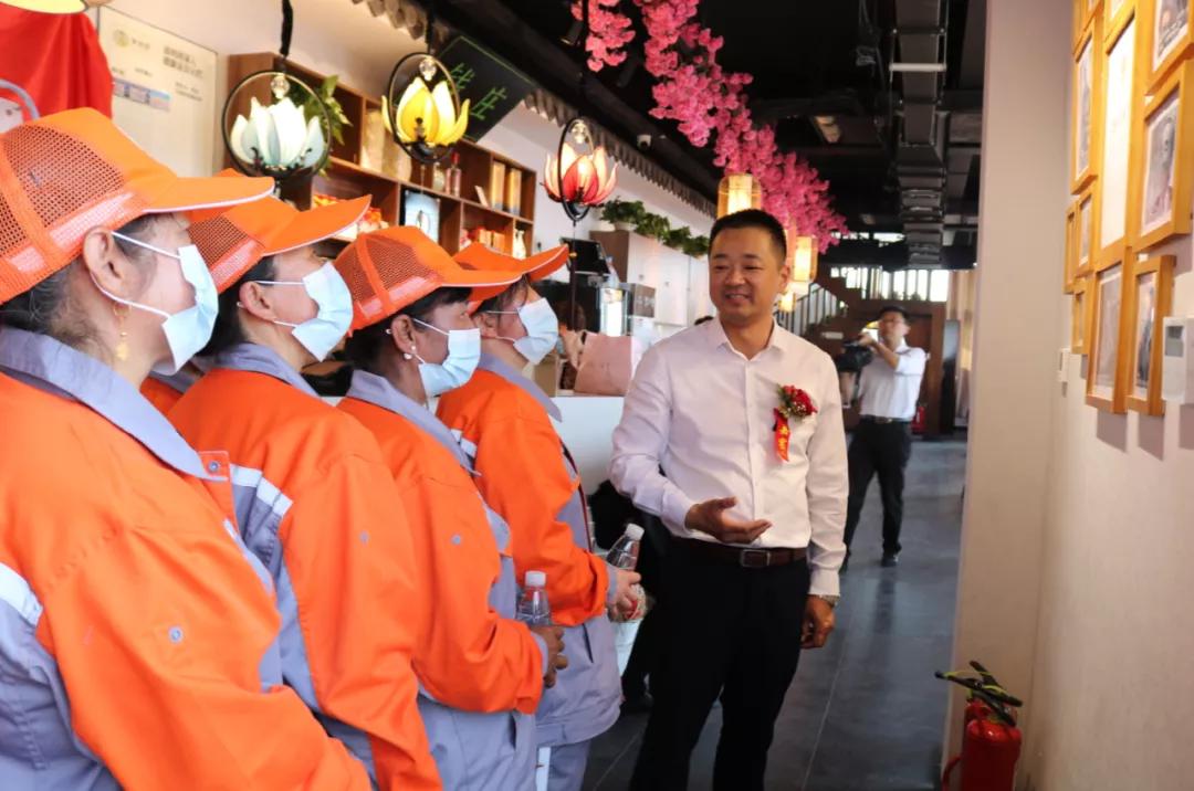 甬妈妈入驻南湖爱心捐赠仪式暨《甬帮融合热菜》新书发布成功举办