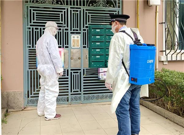 外籍居民刚刚落地,工作人员就对他…