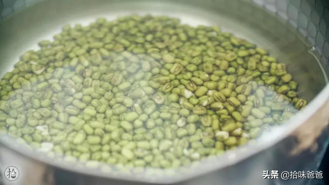 在家也可以做出酥脆的绿豆饼了,在家自制酥皮冰绿豆饼不用烤箱