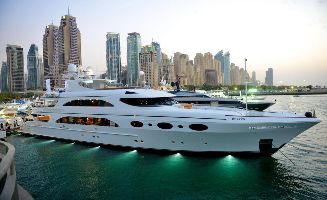 迪拜富二代有多豪？在家开动物园，豪车能开车展