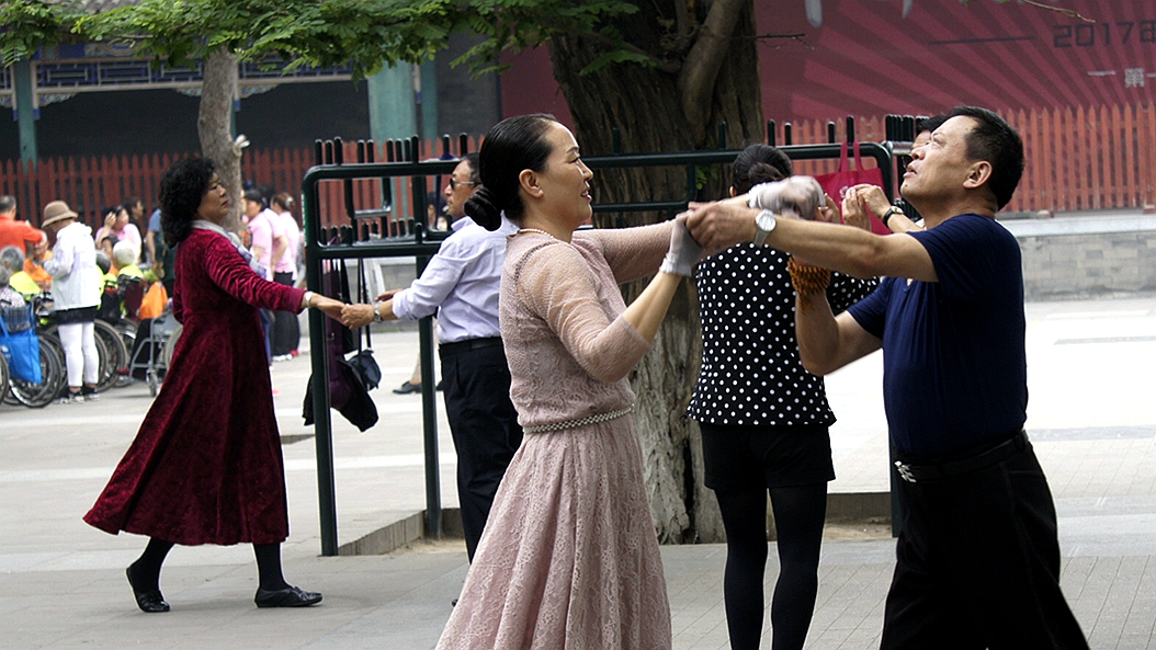 六旬老人恋上45岁年轻舞伴,六旬老人迷恋上靳东完整版