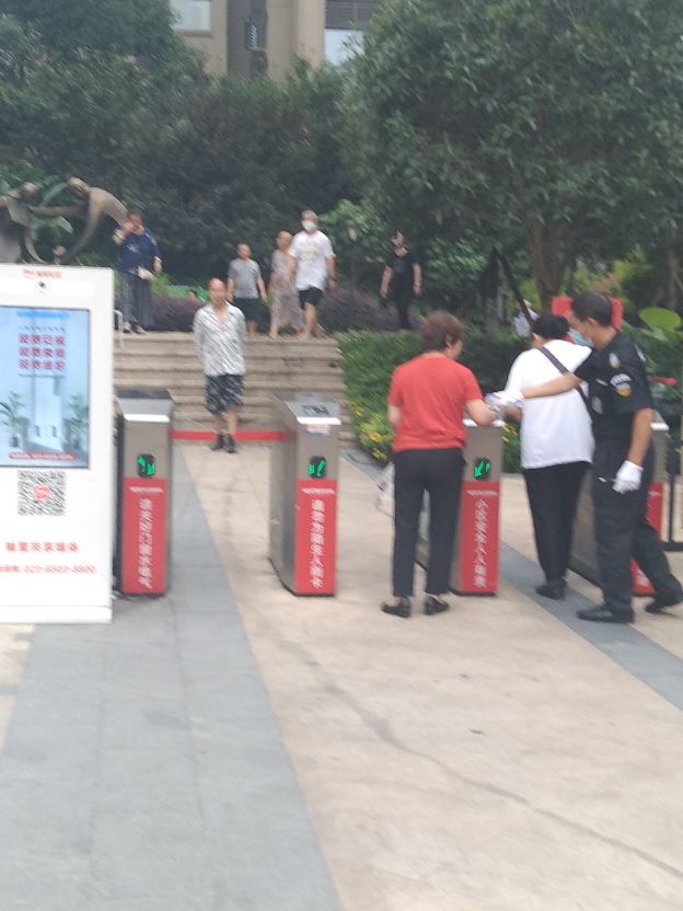 物业人员坚守岗位抗击疫情,物业人员坚守岗位防疫