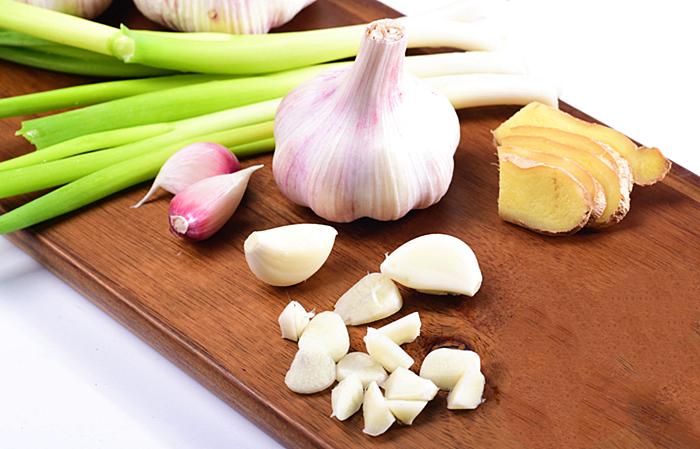 切洋葱切到流泪怎么办,切洋葱已经把眼睛辣了怎么办