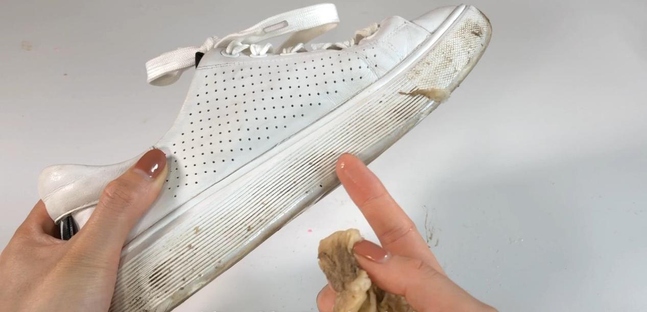 白鞋脏了不用去污剂怎么洗,白鞋脏了不洗怎么变干净