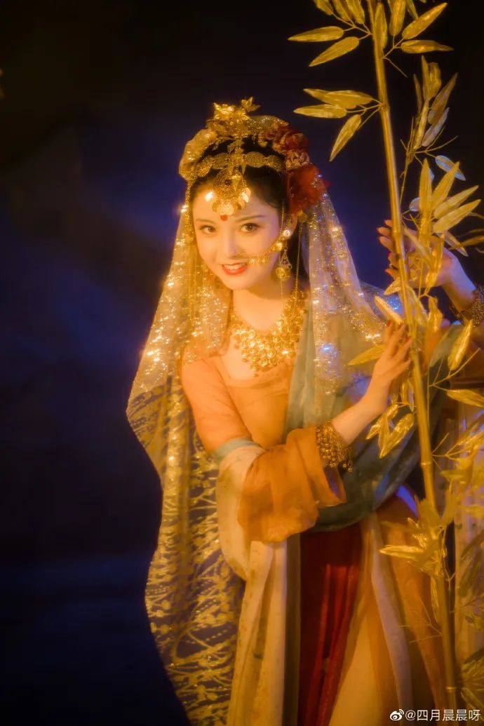 00后女孩演绎四大名著美女,凭一个造型火出圈,200万网友点赞