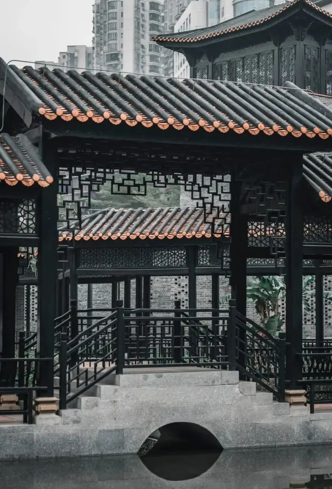 星巴克的logo为什么一直是tm,为什么有些星巴克是红色logo