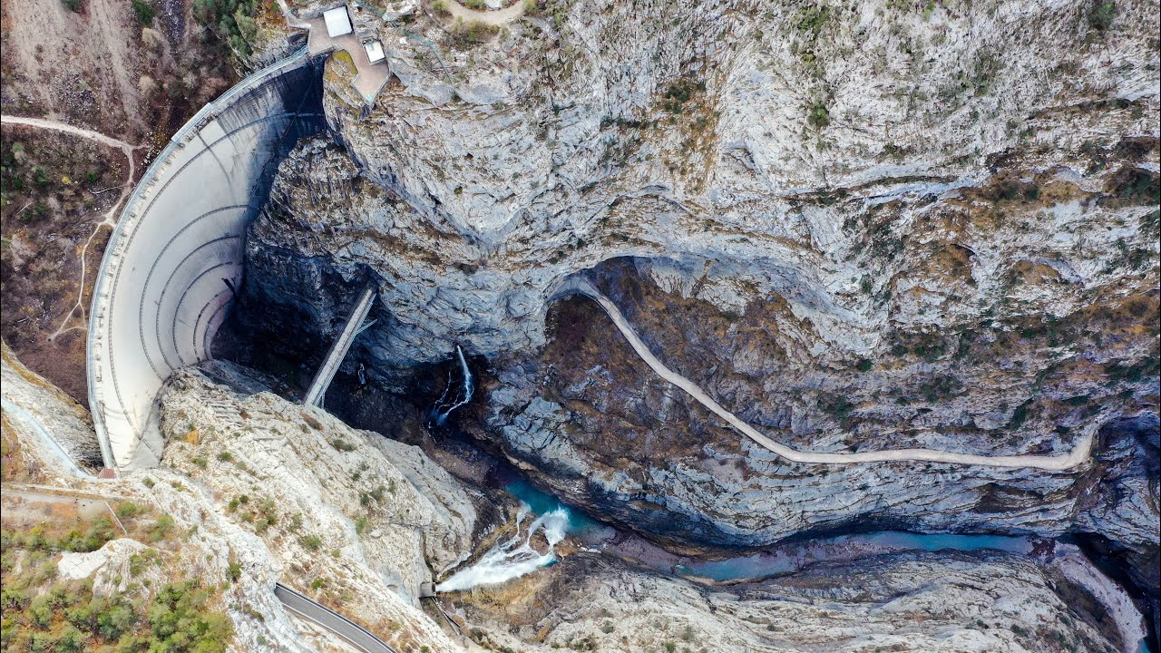 大自然的惩罚?昔日世界最高大坝建成,大山却垮了,洪水席卷村庄