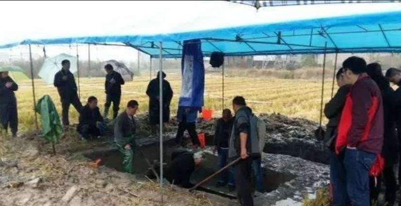 安徽农民挖出清朝棺,安徽清朝女尸棺木