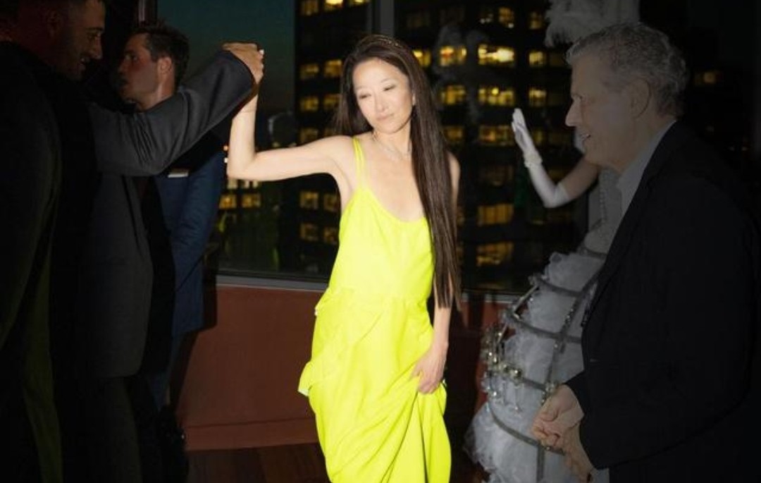 72岁王薇薇庆生照曝光，穿露背裙与男模贴身热舞，火辣身材似27岁