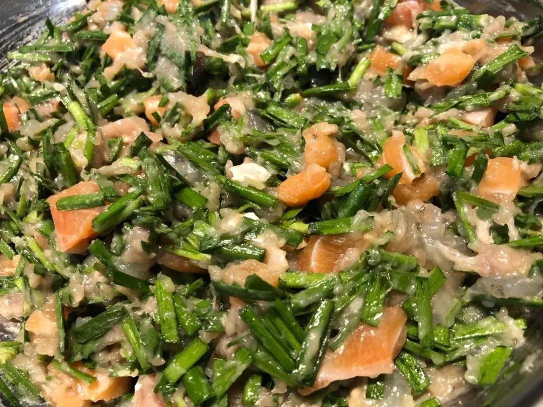 宝宝三文鱼西兰花饺子,三文鱼虾仁儿童家常做法