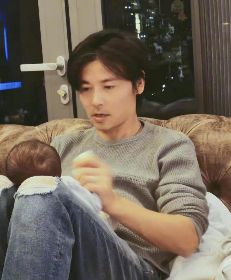 张晋父子西装亲子照,张晋的带娃日常视频